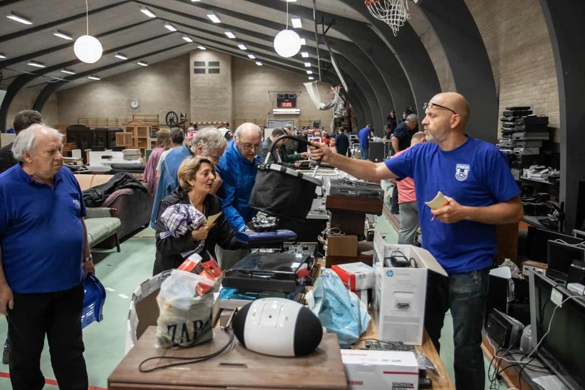 Som altid var der knald på i elektronikafdelingen, hvor folk konstant lurede på at gøre et røverkøb. Foto: Jim Hoff.