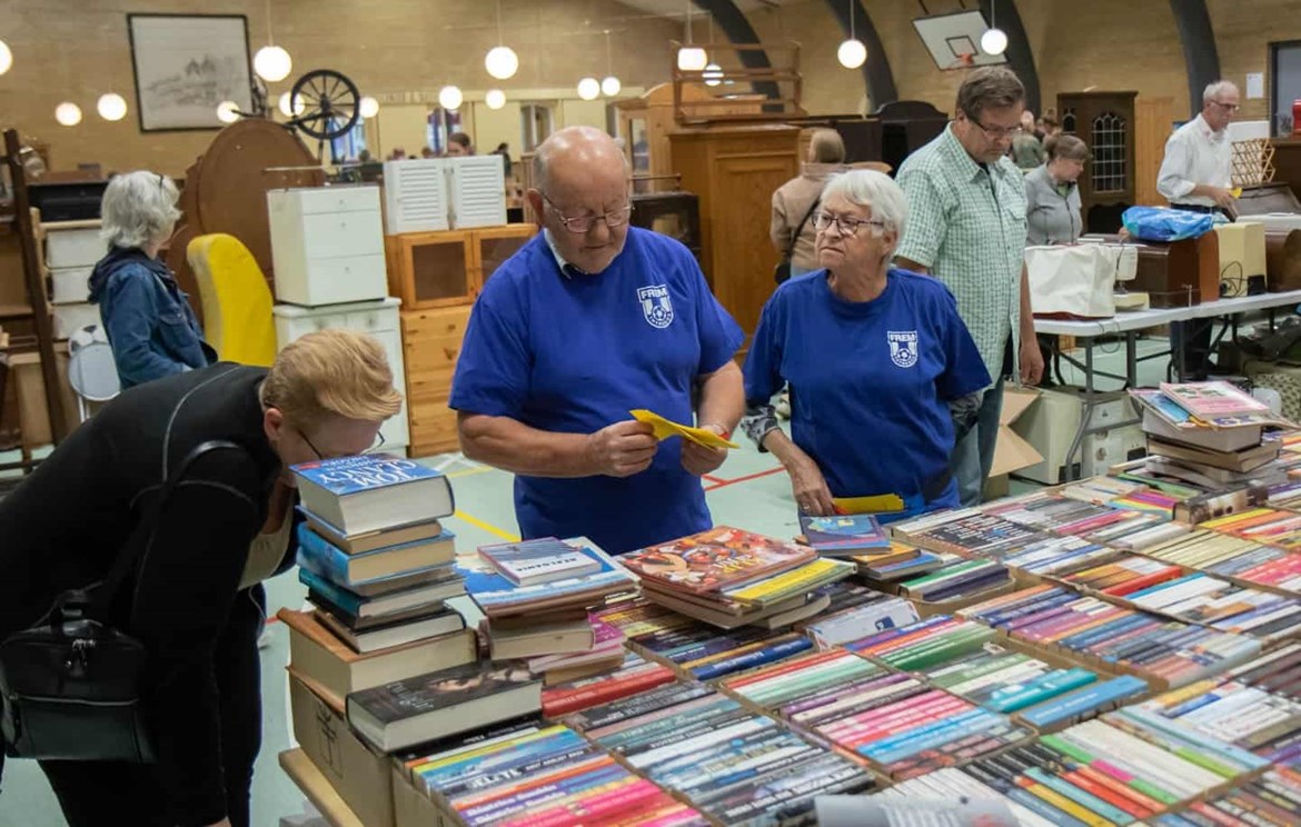 Salget af bøger ved loppemarkedet i Thyregod er altid i gode hænder på de her to rutinerede kræfter. Foto: Jim Hoff.